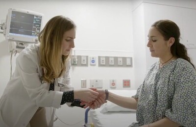 Кодирование Аквилонг в Городце Врач держит пациентку за руку